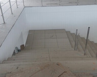 Металлическая лестница с бетонным основанием и перилами из нержавеющей стали (г. Ковров, ул. Строителей, д. 18)