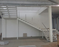 Металлическая лестница с бетонным основанием и перилами из нержавеющей стали (г. Ковров, ул. Строителей, д. 18)