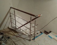 Изготовление и монтаж лестницы из массива сосны с комбенированными перилами