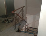 Изготовление и монтаж лестницы из массива сосны с комбенированными перилами