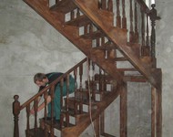 Деревянная лестница с площадкой на второй этаж