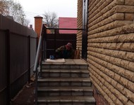 Изготовление и монтаж металлической с лестницы с козырьком по фасаду (г. Владимир, ул. Северная. д. 30)