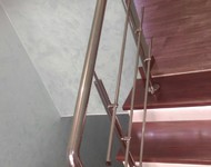 Изготовление бетонной лестницы с отделкой массивом сосны и перила из нержавеющей стали с 1 на 2 этаж