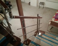 Изготовление и монтаж лестницы из массива сосны с комбенированными перилами г. Владимир