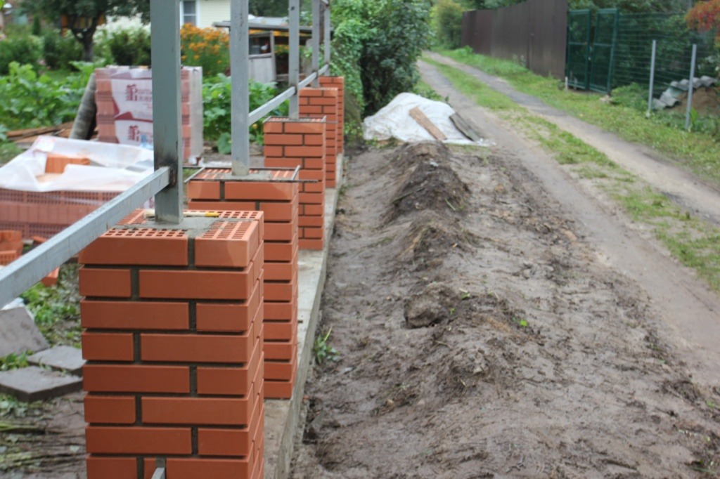 Заборы кирпичные